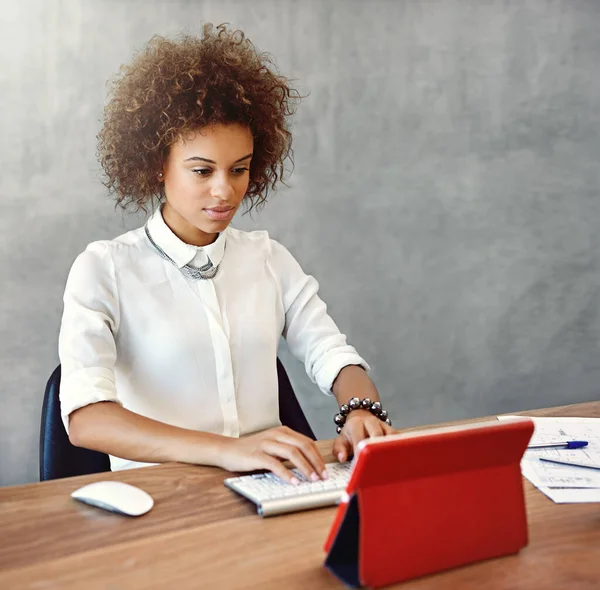 Tablet Membuat Mana Saja Kantor Seorang Wanita Muda Yang Bekerja — Stok Foto