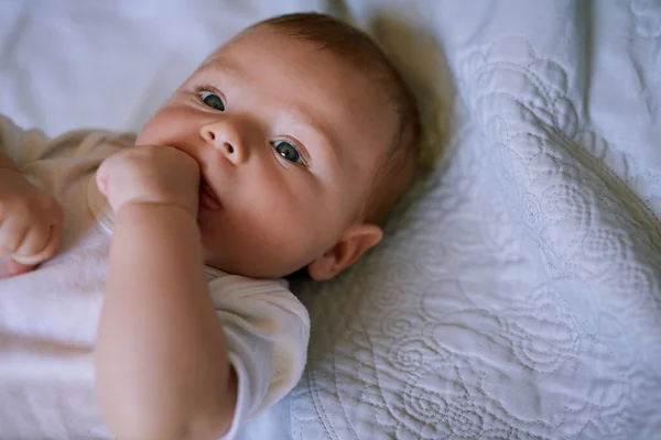 可愛いオーバーロード 可愛い赤ちゃんが家のベッドに横になって — ストック写真