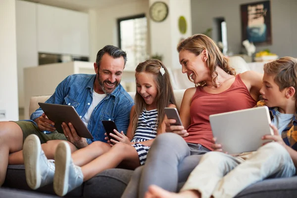 Τεχνολογία Streaming Και Μια Ευτυχισμένη Οικογένεια Στον Καναπέ Για Internet — Φωτογραφία Αρχείου