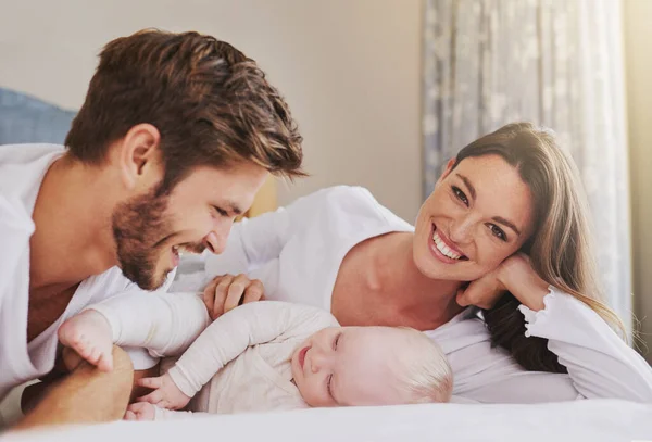 在卧室里描绘快乐的母亲 父亲和婴儿的形象 关怀和美好的时光而在家中一起放松 笑着和可爱的婴儿在一起 为了快乐 支持和新生儿的成长 — 图库照片