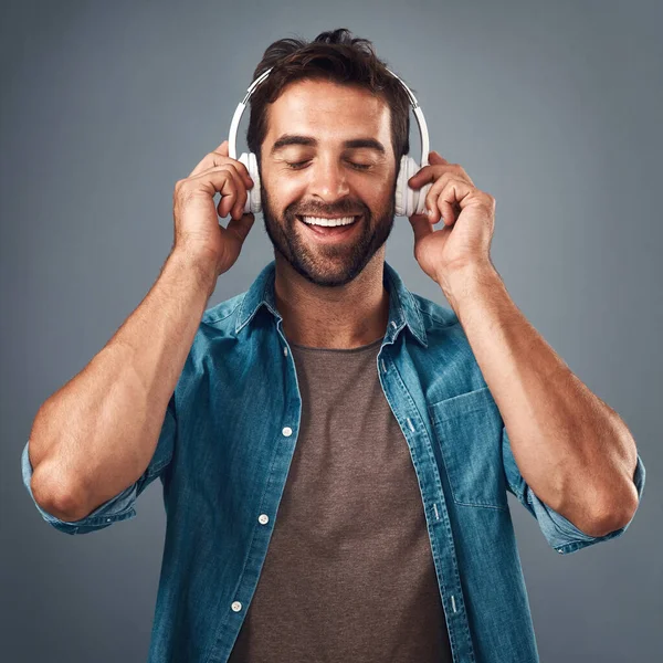 Müzik Seni Duygulandırdığında Gri Arka Planda Kulaklık Takan Yakışıklı Bir — Stok fotoğraf