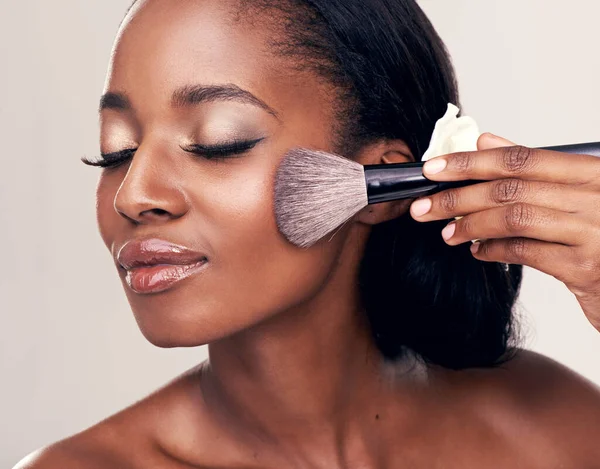 Belleza Maquillaje Satisfacción Mujer Negra Con Cepillo Cara Estudio Herramienta —  Fotos de Stock