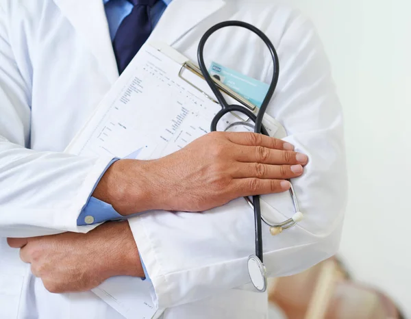 Les Outils Diagnostic Gros Plan Médecin Tenant Dossier Patient Stéthoscope — Photo