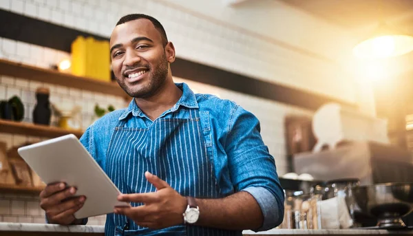 Feliz Tablet Retrato Homem Café Para Inicialização Online Digital Africana — Fotografia de Stock