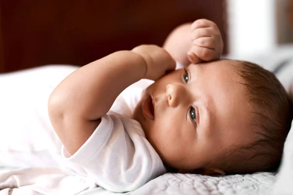 Bebés Trazem Tanta Fofura Mundo Menino Adorável Deitado Uma Cama — Fotografia de Stock