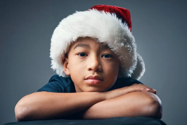 크리스마스의 카운트 스튜디오는 모자를 배경에 보이는 귀여운 소년의 사진을 찍었습니다 — 스톡 사진