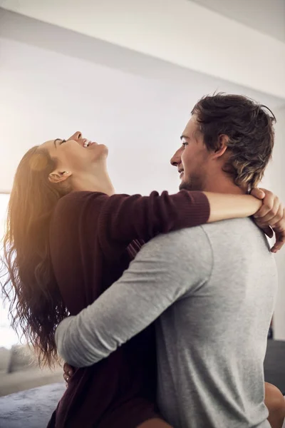 Lachendes Paar Liebe Und Umarmung Der Wohnung Für Die Pflege — Stockfoto