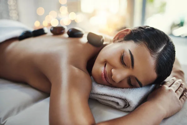 Mulher Feliz Relaxar Dormir Cama Spa Para Massagem Rock Cuidados — Fotografia de Stock