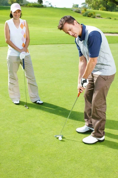 Atış Hassas Bir Gerektiriyor Genç Çift Yeşil Alanda Golf Oynuyor — Stok fotoğraf