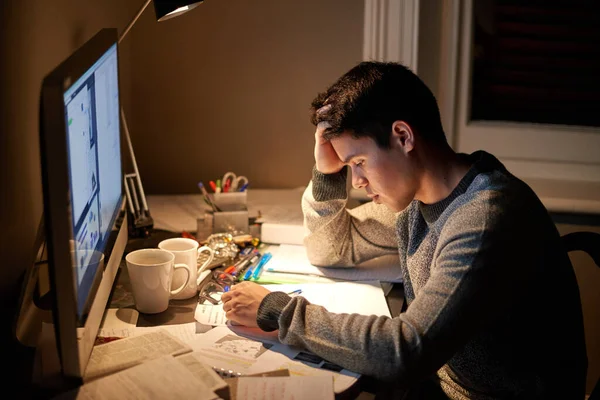 Man Studera Och Stress Natten Med Dator För Test Bedömning — Stockfoto