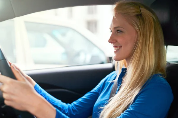 Szczęśliwy Kobieta Jazdy Samochodem Podróży Podróży Transportu Profil Uśmiech Kobieta — Zdjęcie stockowe