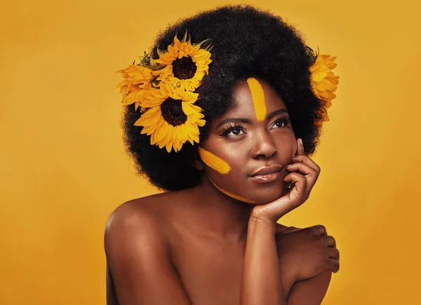 Beleza Girassol Mulher Negra Pensando Estúdio Para Maquiagem Bem Estar — Fotografia de Stock