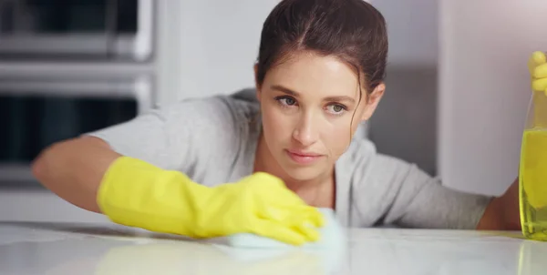 Kadın Yüz Temiz Mutfak Masası Kimyasal Deterjan Spreyi Bez Odaklan — Stok fotoğraf