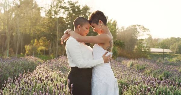 Amor Casamento Lgbtq Com Casal Lésbico Natureza Para Celebração Abraço — Fotografia de Stock