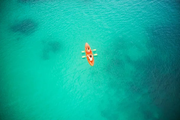 Pohled Shora Loď Lidé Modrém Oceánu Společně Kajak Dobrodružství Cestování — Stock fotografie