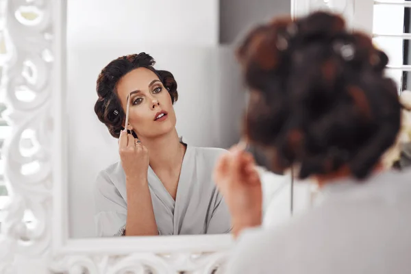眉ブラシ 鏡面反射 化粧品用途の女性は 自然なスキンケアの輝きや豪華な顔のメイク ウェルネス 皮膚治療とリラックスした人は 家のベッドルームで結婚式の準備 — ストック写真