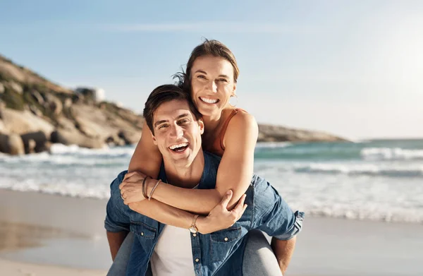 ロマンス 旅行との結合と夏の日差しのビーチで若いカップル 肖像画やピギーバック 女性と抱擁で幸せ 波と自然の中で笑顔 屋外と休暇 — ストック写真