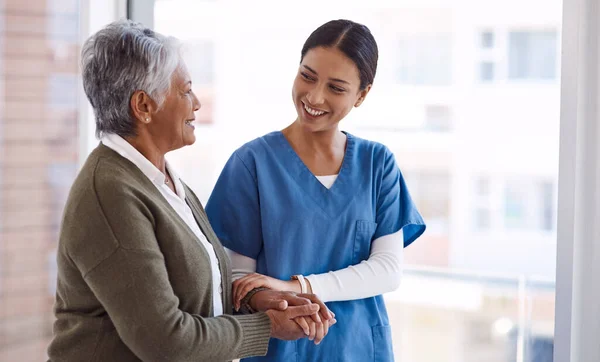 Unterstützung Pflegekraft Mit Seniorin Und Händchenhalten Für Pflege Haus Ruhestand — Stockfoto