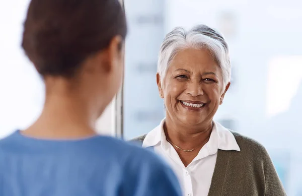 Krankenpfleger Krankenschwestern Oder Krankenschwestern Sprechen Mit Einer Alten Frau Über — Stockfoto