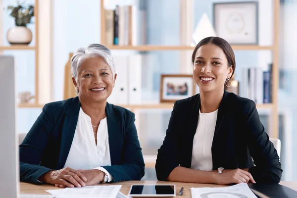 与他人合作或在现代办公室工作的妇女的团队合作 公司或肖像 在工作场所策划公司B2B策略的人的多样性 微笑或快乐 — 图库照片