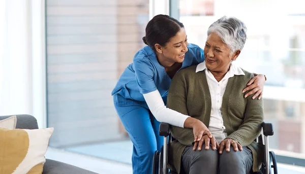 Abraço Enfermeira Com Mulher Idosa Cadeira Rodas Conversando Por Apoio — Fotografia de Stock