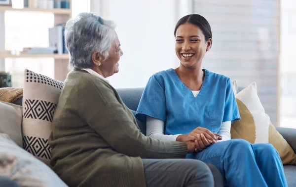 Pflege Unterstützung Und Eine Krankenschwester Gespräch Mit Einer Alten Frau — Stockfoto