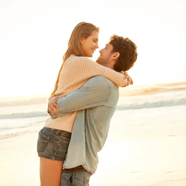 你是说我的世界 一对在海滩上浪漫的年轻夫妇 — 图库照片