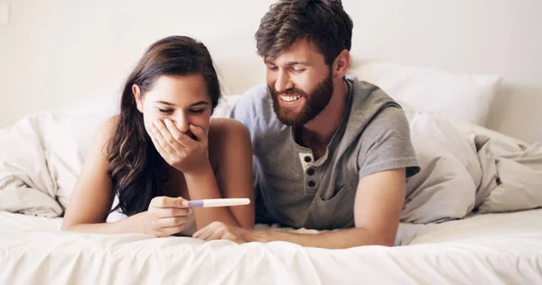 Para Sypialnia Test Ciążowy Szczęśliwy Podekscytowany Przyszłej Rodziny Życia Miłości — Zdjęcie stockowe