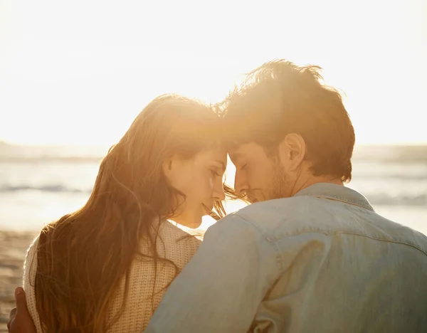 在海滩上亲密而亲密 一对相爱的年轻夫妇坐在沙滩上 坐在一起的后视镜照片 — 图库照片