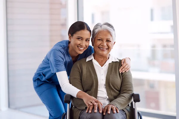 Portret Uśmiech Pielęgniarka Starszą Kobietą Wózku Inwalidzkim Opieka Rehabilitacja Twarz — Zdjęcie stockowe