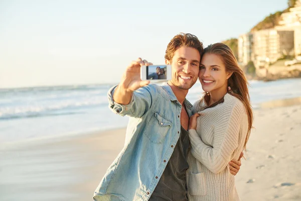 Desfrutar Sua Escapadela Romântica Jovem Casal Amoroso Tirando Uma Selfie — Fotografia de Stock