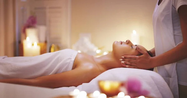 Schönheit Luxus Und Frau Mit Massage Wellness Und Ruhe Mit — Stockfoto