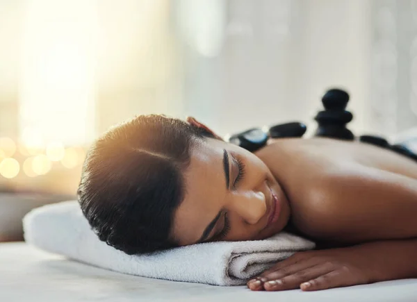 Szczęśliwa Kobieta Relaks Spanie Masażu Spa Pielęgnacji Skóry Piękna Lub — Zdjęcie stockowe
