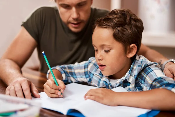 Babamla Ödev Yapmak Çok Daha Eğlenceli Ödevini Yaparken Oğlunun Yanında — Stok fotoğraf