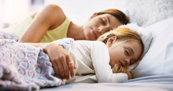 Relaxovat Spát Matka Posteli Svou Dcerou Dopoledních Hodinách Zatímco Sní — Stock fotografie
