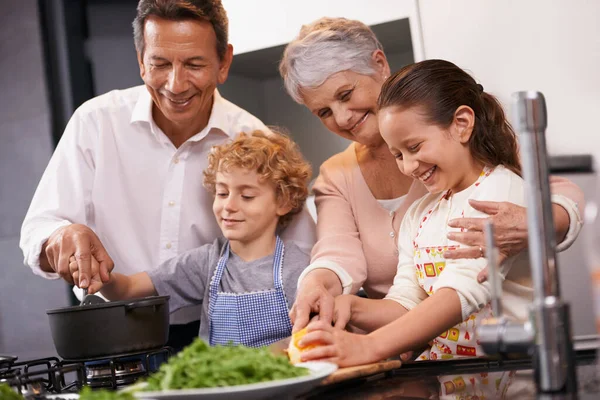 Help Happy Kids Grandparents Teaching Cooking Skills Healthy Dinner Vegetables — Stock Photo, Image