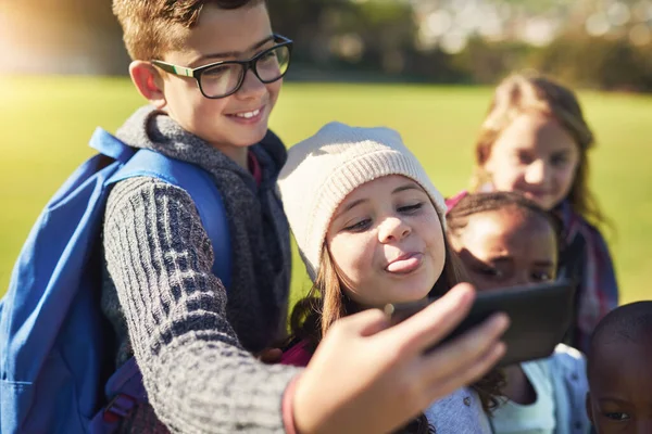 Zamane Çocukları Bir Grup Ilkokul Çocuğu Okulun Bahçesinde Selfie Çekiyorlar — Stok fotoğraf