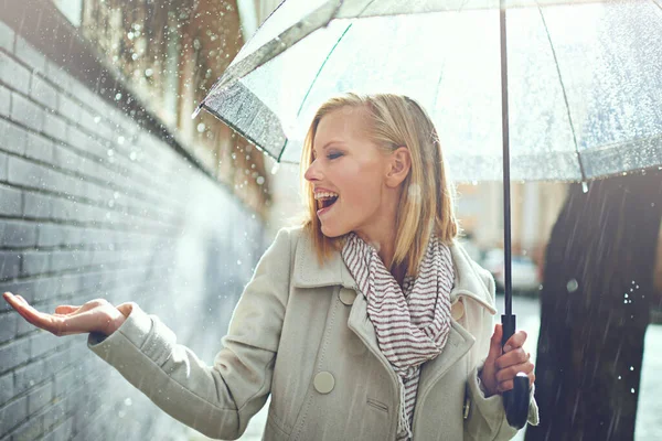 幸せな女性と雨の傘 自由と幸福と街の水を感じている 歩道や休暇の屋外で若い女性と冬の天気 雨や都市の通り — ストック写真