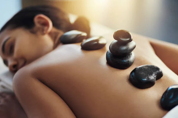 Mulher Feliz Dormindo Massagem Rock Quente Spa Para Cuidados Com — Fotografia de Stock