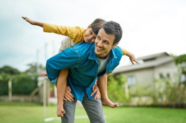 Sevgi, çocuklar ve bir oğul babalarının arka bahçesinde bir uçak gibi uçmak için birbirlerine bağlanıyorlar. Aile, çocuklar ve bir baba bahçede oyun oynarken erkek çocuğunu taşıyor..