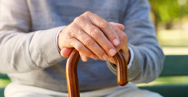 Close Mãos Seniores Uma Bengala Ambulante Para Ajuda Assistência Cuidados — Fotografia de Stock
