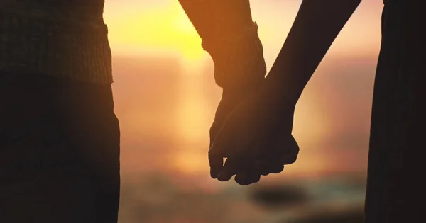 Κρατώντας Χέρια Ζευγάρι Και Ηλιοβασίλεμα Ουρανό Στην Παραλία Αγάπη Για — Φωτογραφία Αρχείου
