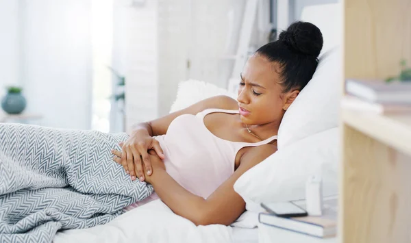 Kobieta Łóżku Ból Brzucha Skurcze Miesiączkowe Endometriozą Problemy Zdrowotne Choroby — Zdjęcie stockowe
