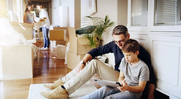 Father Son Tablet Playing Games Relax Break Unpacking Moving New — Stock Photo, Image