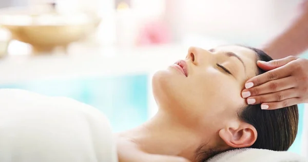 Kvinna Händer Och Ansikte Massage Spa För Hälsosam Wellness Hudvård — Stockfoto