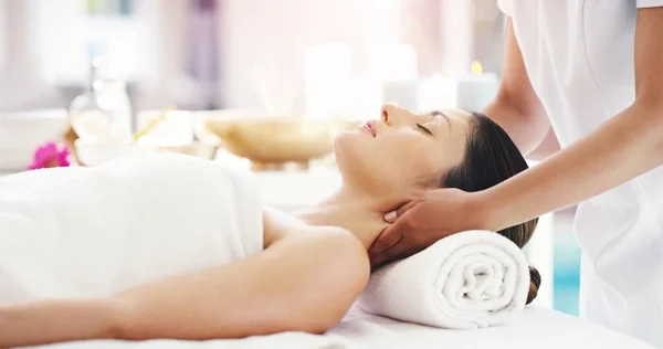 Masaż Relaks Wellness Kobietą Spa Leżącą Łóżku Podczas Gdy Masażystka — Zdjęcie stockowe