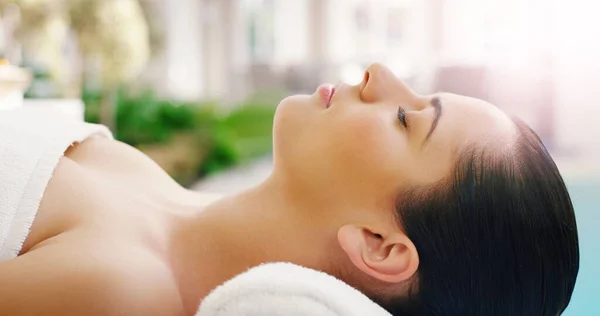 Mulher Relaxe Durma Spa Para Zen Fisioterapia Massagem Saudável Cama — Fotografia de Stock