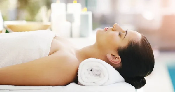 Frau Entspannen Sie Sich Und Schlafen Sie Auf Einem Massagebett — Stockfoto