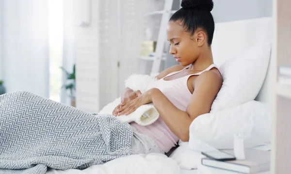 Frau Magenschmerzen Und Periodenkrämpfe Wärmflasche Gegen Endometriose Gesundheitsprobleme Und Kranke — Stockfoto