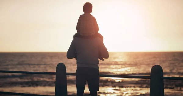 Pai Criança Volta Pôr Sol Pelo Oceano Para Ligação Familiar — Fotografia de Stock